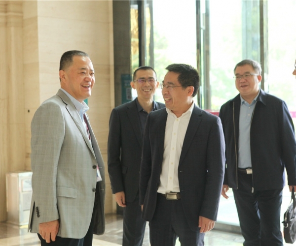 商務(wù)部國(guó)家繭絲綢協(xié)調(diào)辦公室副司長(zhǎng)陳平，河池市委常委、副市長(zhǎng)杜際鵬蒞臨調(diào)研指導(dǎo)